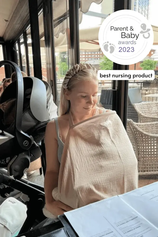 Ammesvøb i sandfarve fra TISU - perfekt til amning på farten!