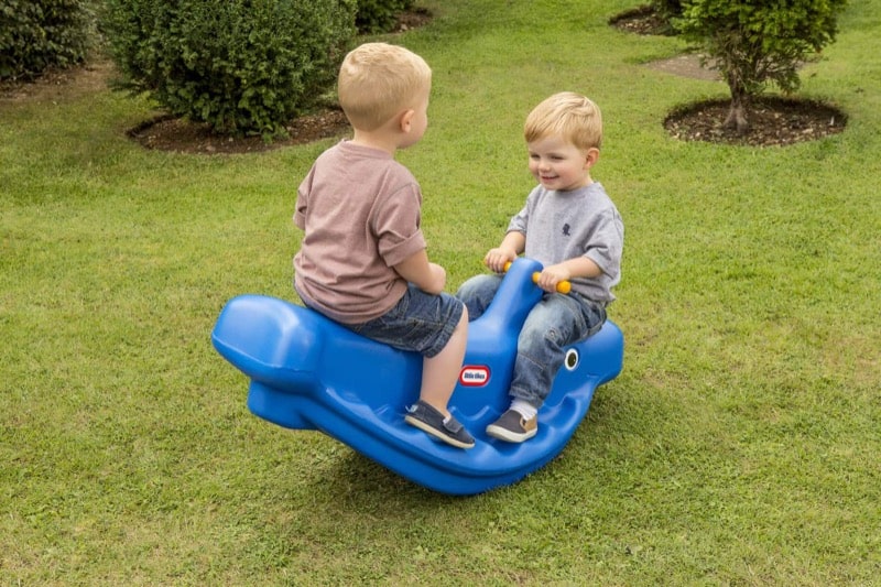 Glæd dig over Little Tikes Vippe Hval til udendørs leg!
