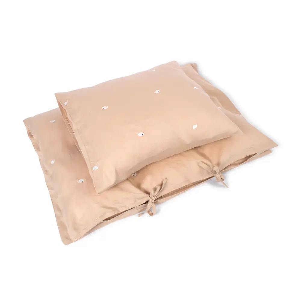 Baby Sengetøj   Warm Grey Med Broderet Christian Hval fra Filibabba