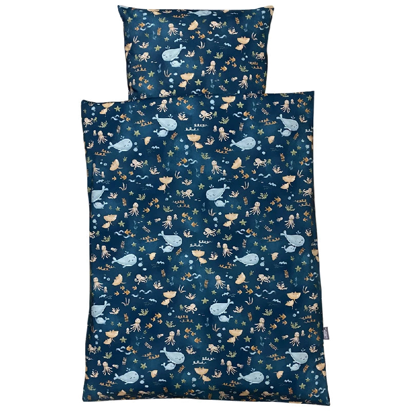 Baby Sengelinned   Dess. 1220 Mellemblå Havliv fra Nørgaard Madsen