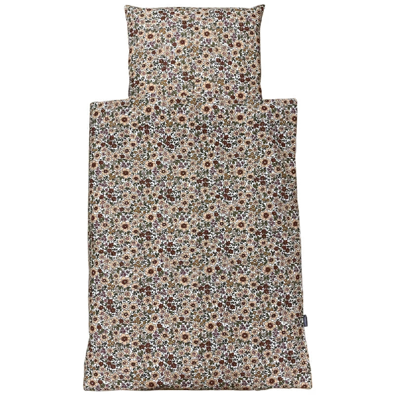 Baby Sengelinned   Dess. 1236 Hvid M  Store Røde Og Beige Blomster fra Nørgaard Madsen