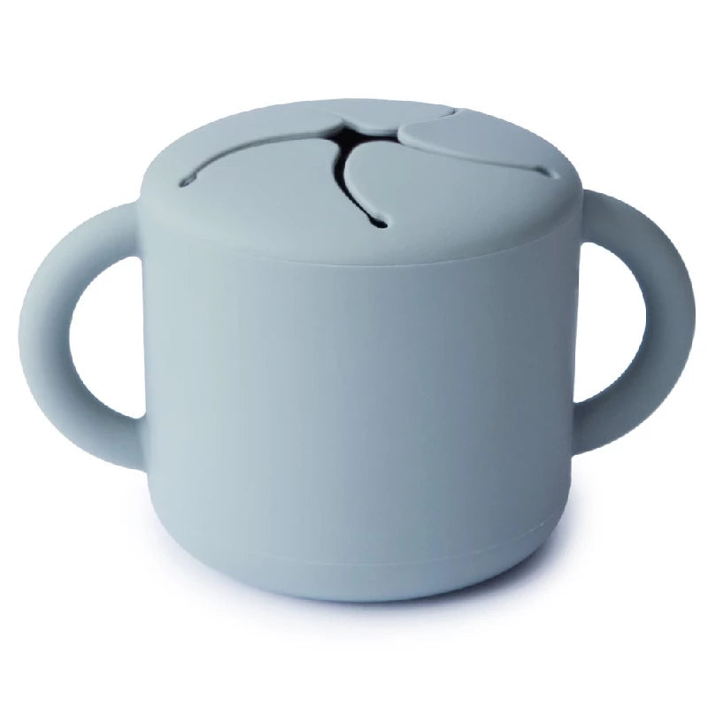 Snackkop i Powder Blue fra Mushie - Perfekt til snacks!