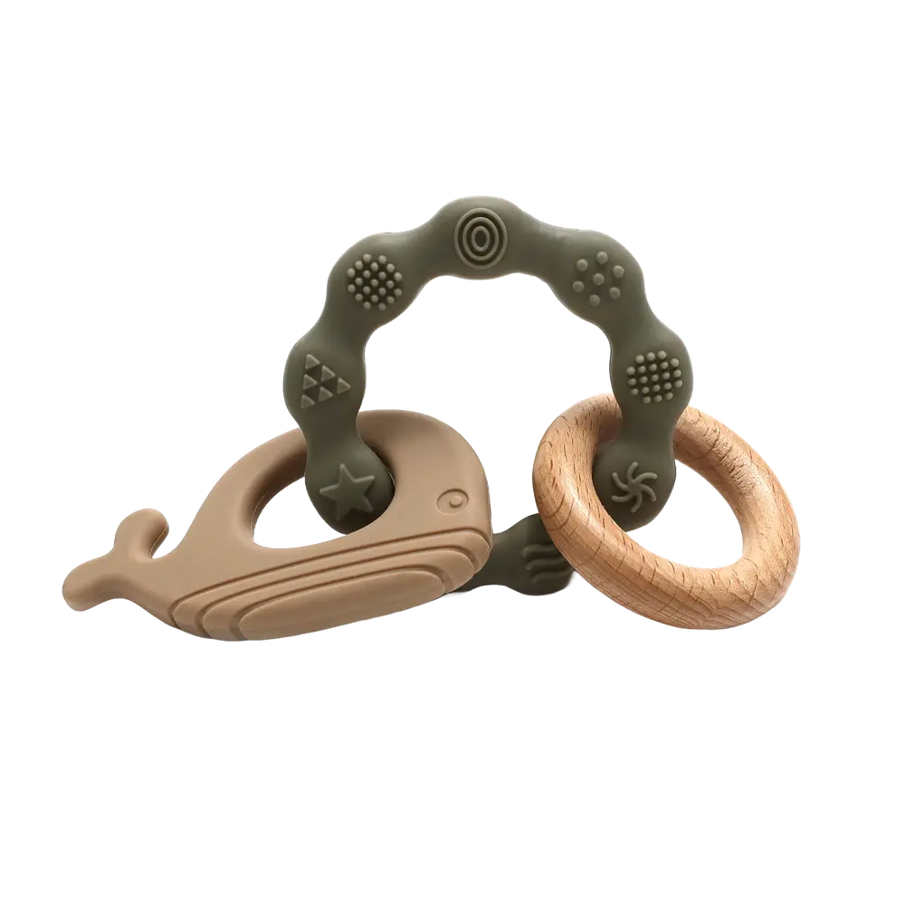 Biderangle I Silikone M. Hval Og Træ Vedhæng. Grøn fra Magni