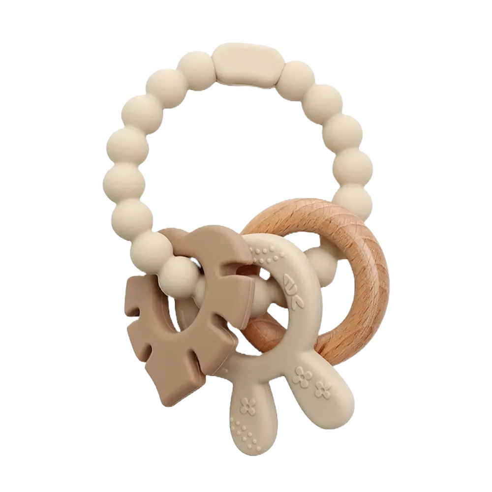 Biderangle I Silikone Med Blad, Kaninøre Og Træ Vedhæng. Beige fra Magni