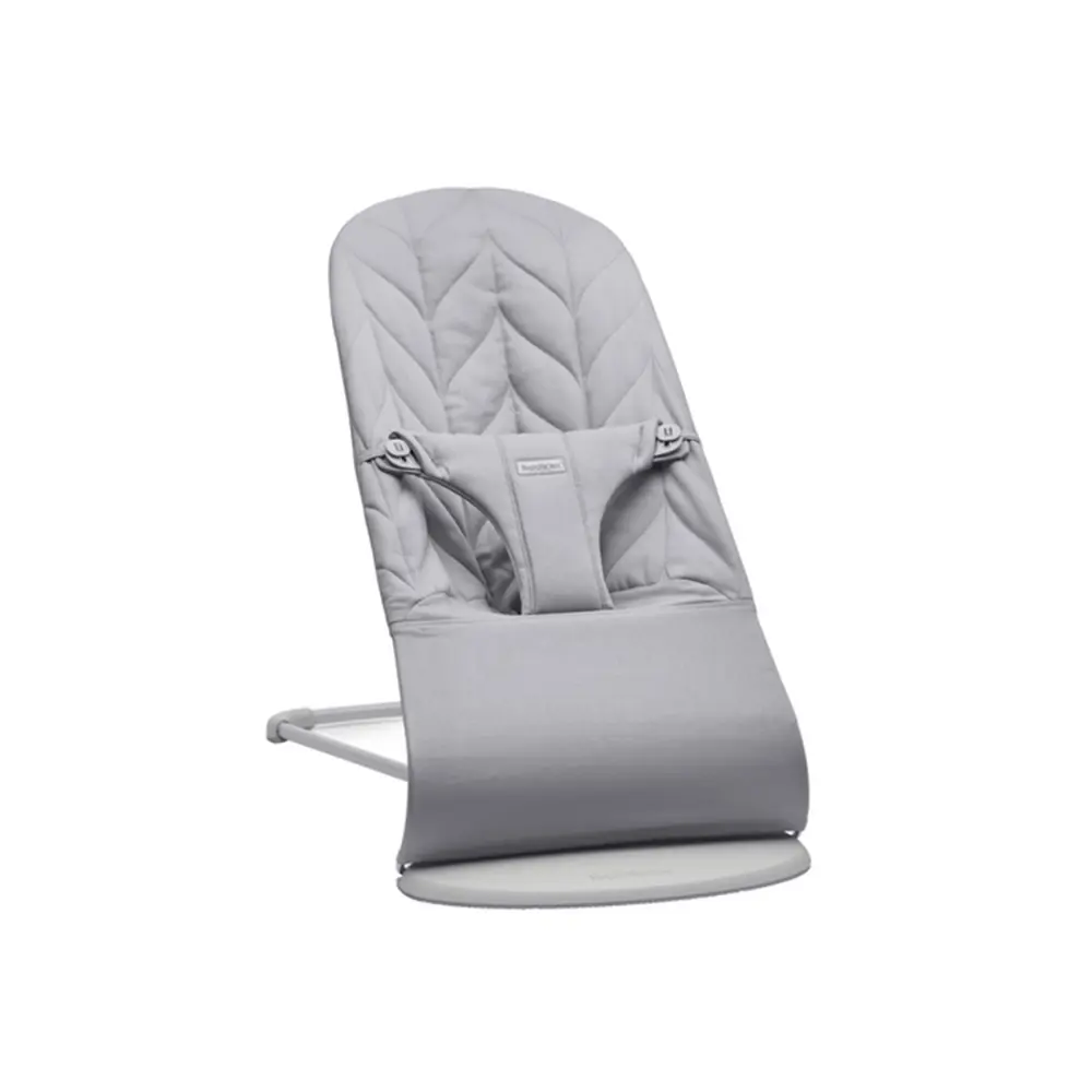 Babysitter Bliss Vävd Bladmönstrad Quilt   Ljusgrå fra Babybjörn