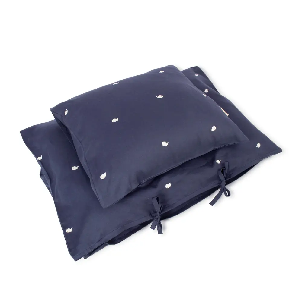 Baby Sengetøj   Midnight Og Broderet Christian Hval fra Filibabba