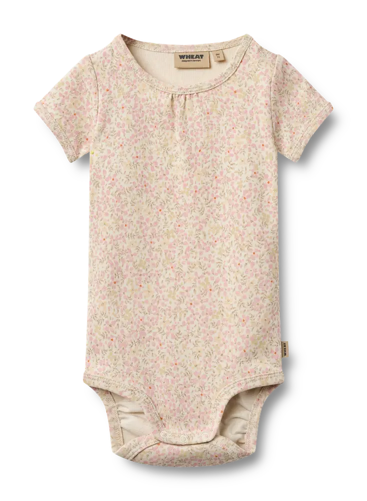 Linette Kortærmet Body   Coral Flowers   62 fra Wheat