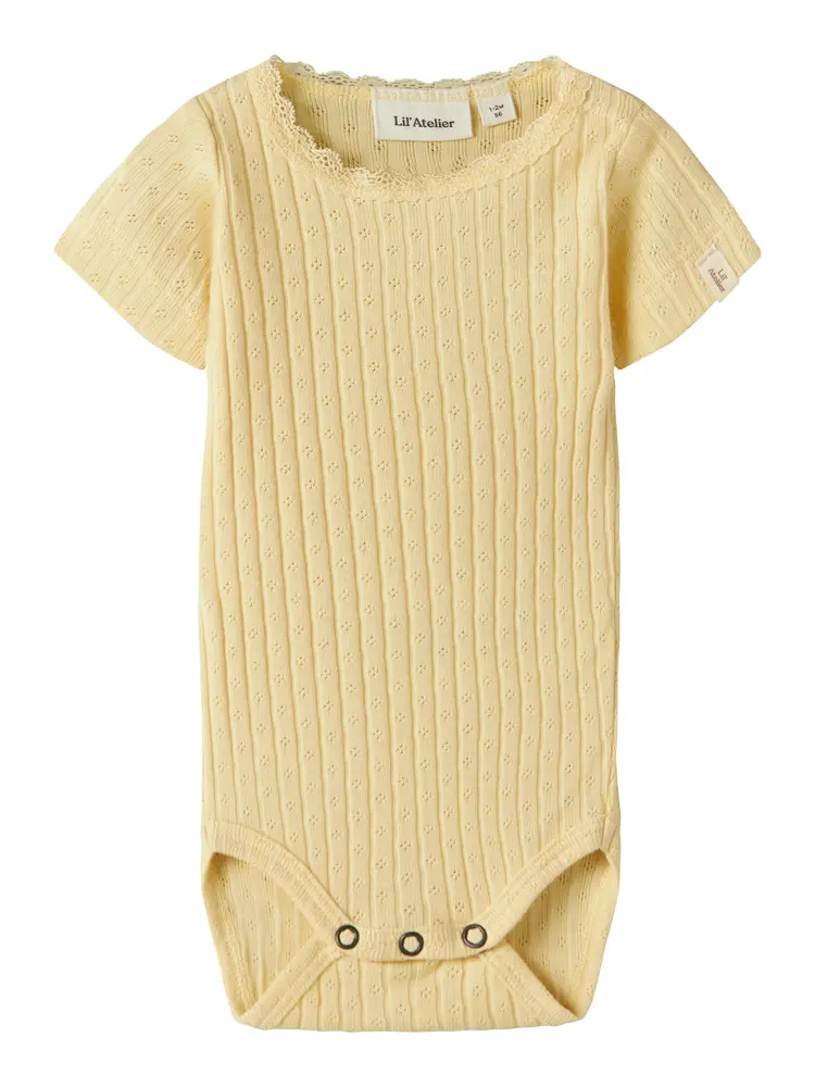 Haldis Kortærmet Slim Body   Sunlight   80 fra Lil' Atelier