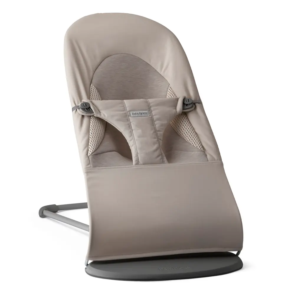 Skråstol Balance Soft, Sandgrå fra Babybjörn